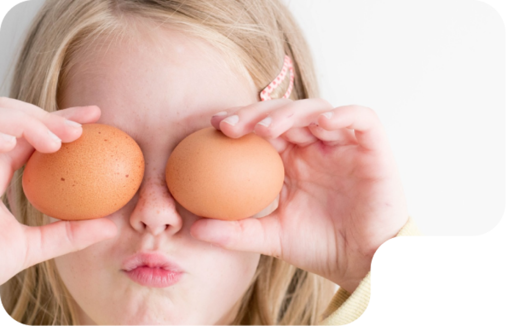 Kind hält Eier auf die Augen.